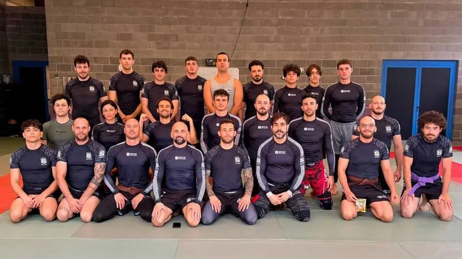 Foto di squadra di Grappling Besana al Raduno Stagione 2025/26, prima fila inginocchiata sul tatami